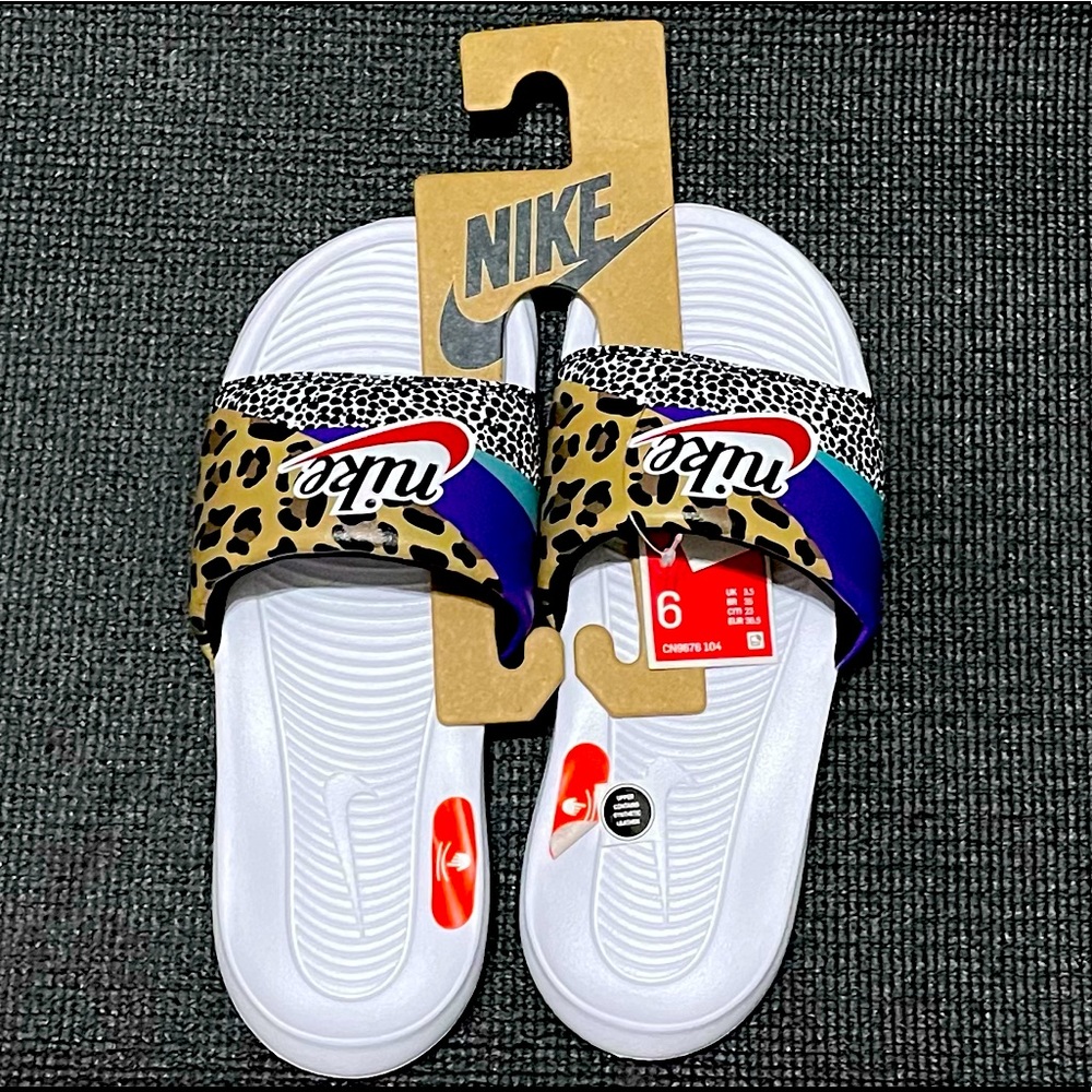 Women’s Nike Benassi Mult-Pattern Sandals. Size 6